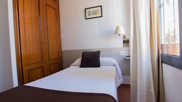 Quarto solteiro básico | Roupas de cama premium, escrivaninha, cortinas blackout, berços grátis