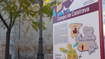 A map titled 'Campo de Calatrava' with a lamp post and trees in the background.