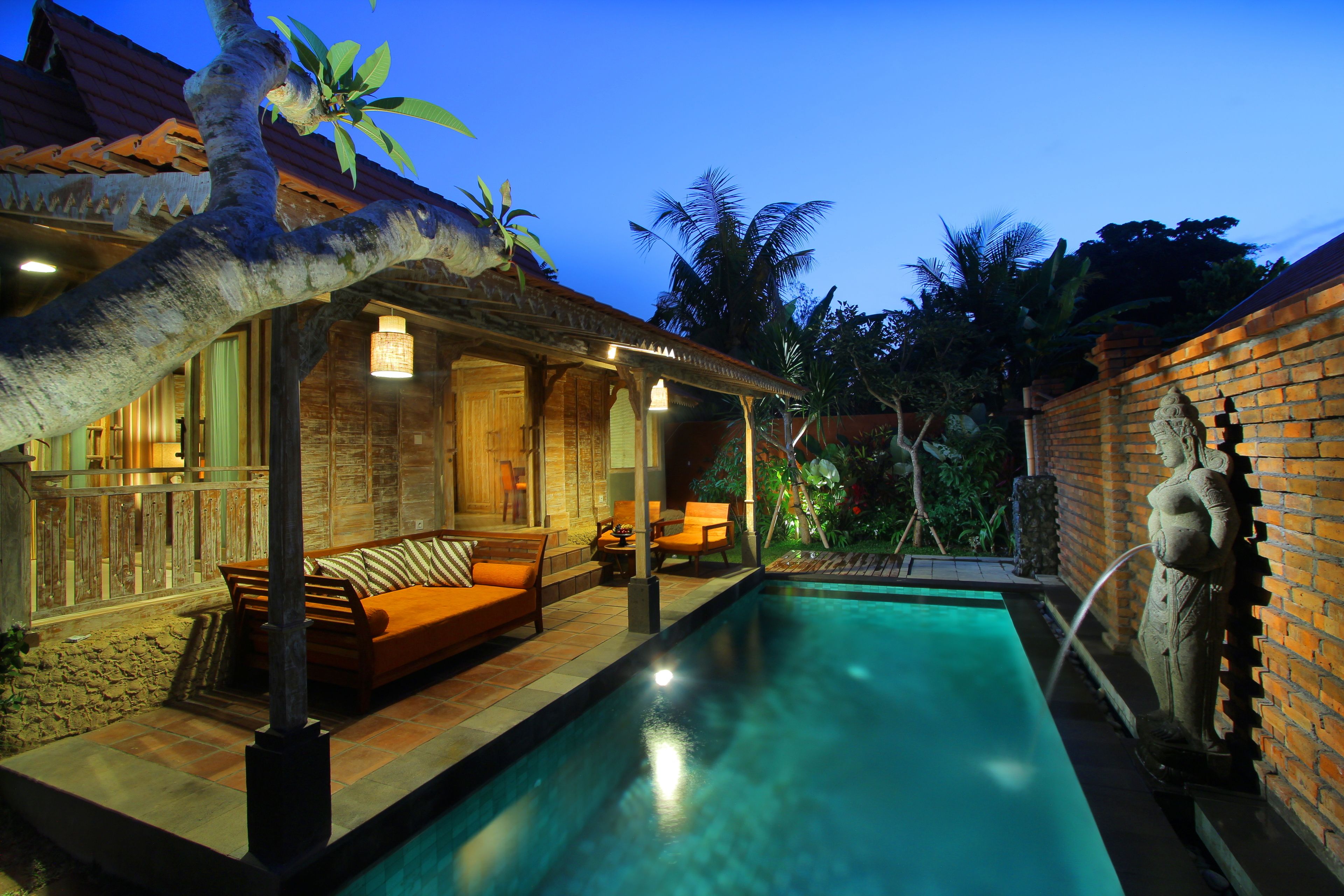 Outdoor pool, open 8:00 AM to 8:00 PM, pool loungers