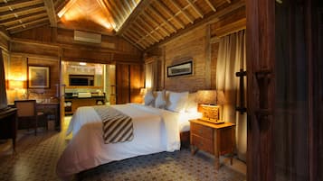 Minibar, safe på rommet, skrivebord og lydisolert