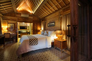 Minibar, caja de seguridad en la habitación y escritorio 