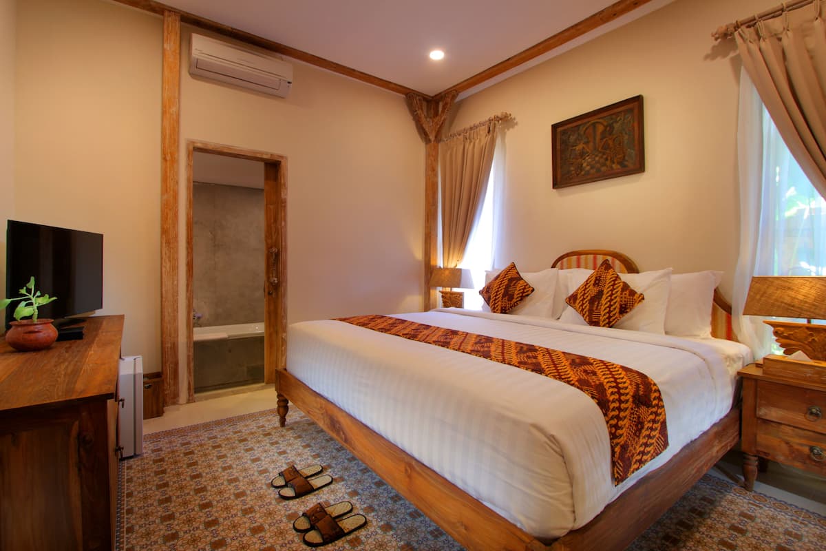 Two Bedroom Pool Villa | Minibar, safe på rommet, skrivebord og lydisolert