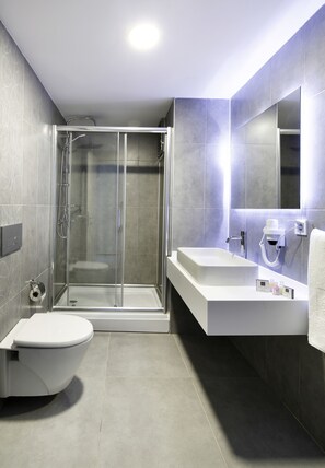 Douche, articles de toilette gratuits, serviettes fournies