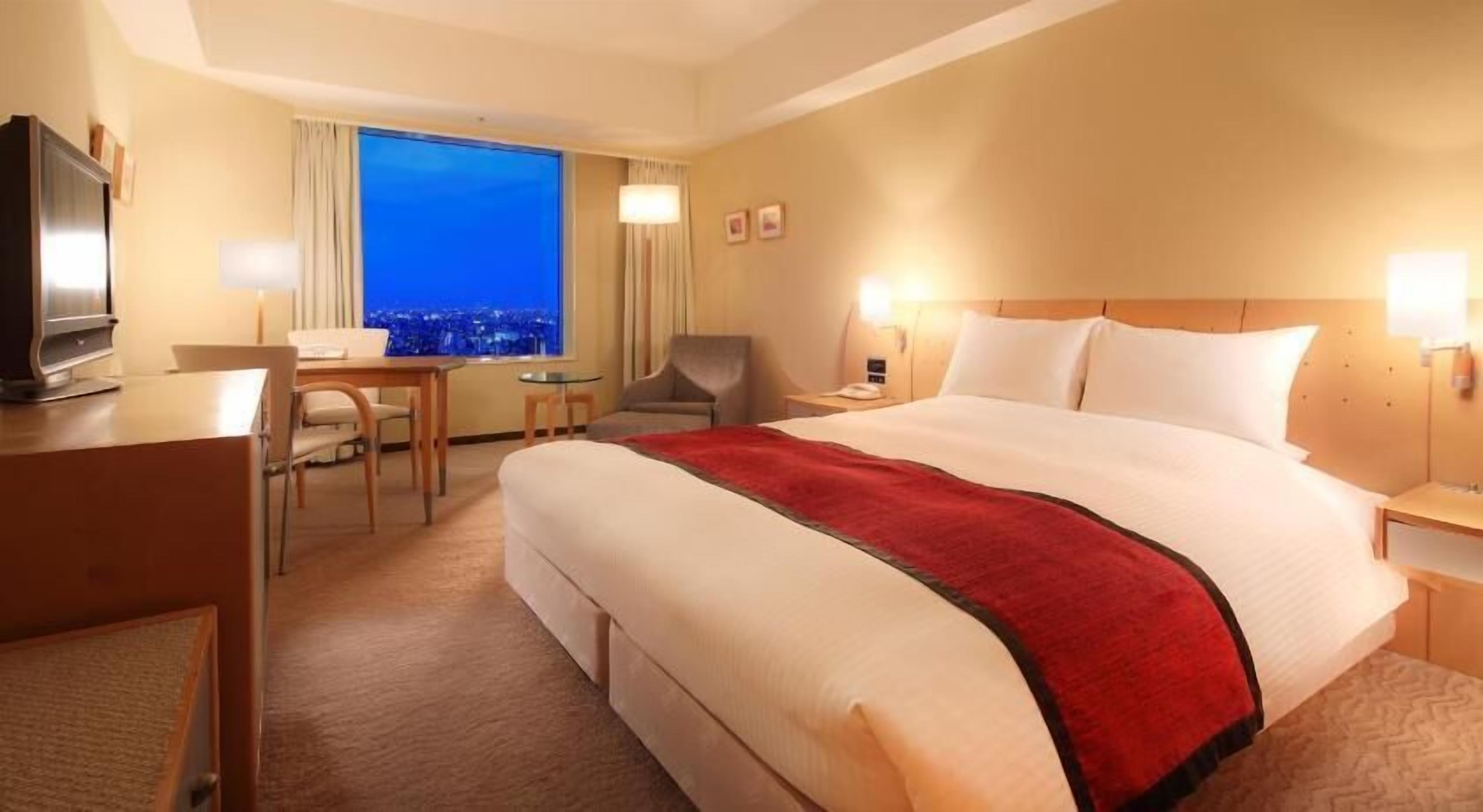 In-room safe, desk, bed sheets