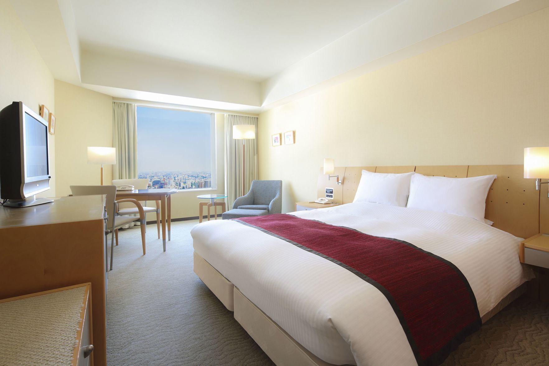 In-room safe, desk, bed sheets