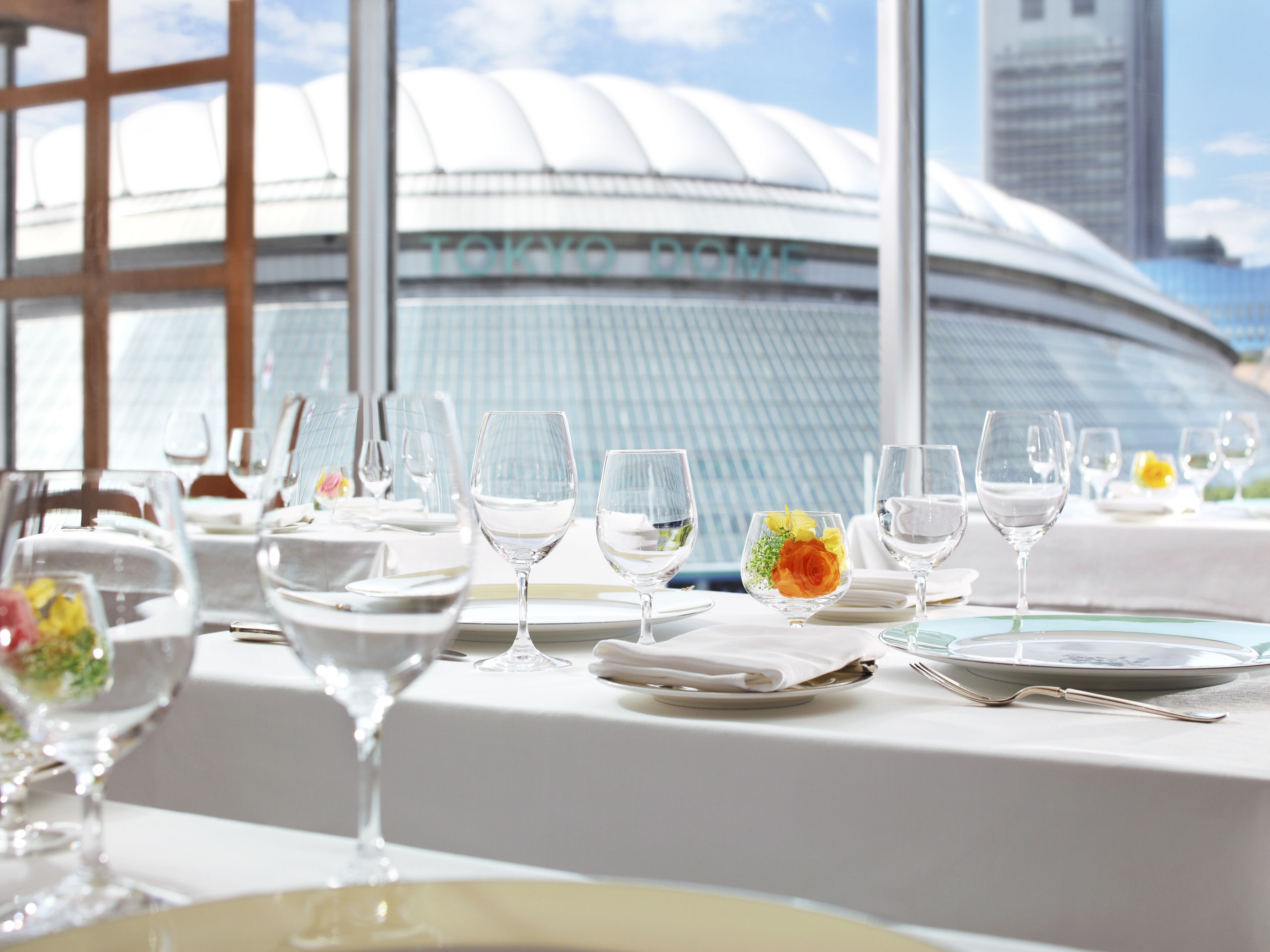 6 间餐厅，供应早餐、午餐和晚餐，日本菜