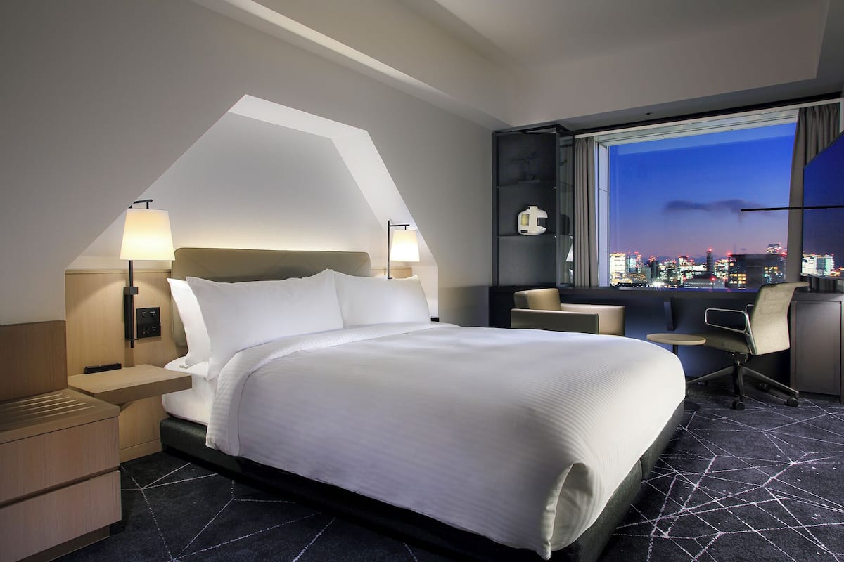 Premium Queen, Non Smoking, 35-38F(with breakfast/separate breakfast fee for 6 y/o and under) | 1 bedroom, in-room safe, desk, bed sheets