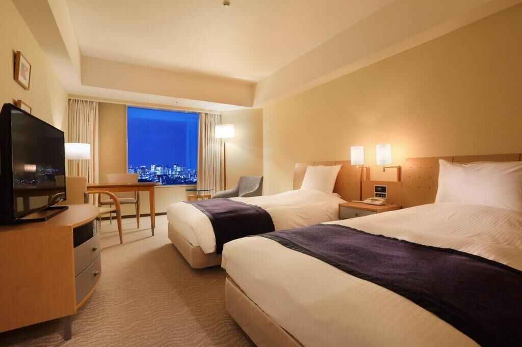 In-room safe, desk, bed sheets