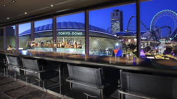 Zona de bar con vistas al Tokyo Dome y a una noria.