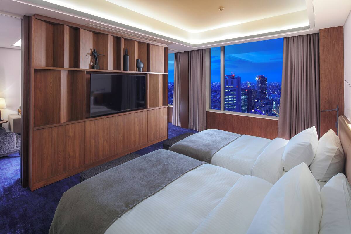 客房内保险箱、办公桌、床单