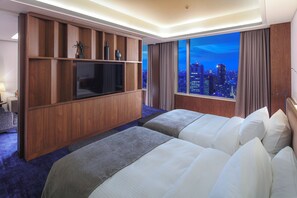 In-room safe, desk, bed sheets - Tokyo Dome Hotel (Tokyo)