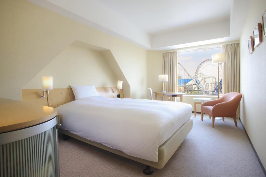 In-room safe, desk, bed sheets