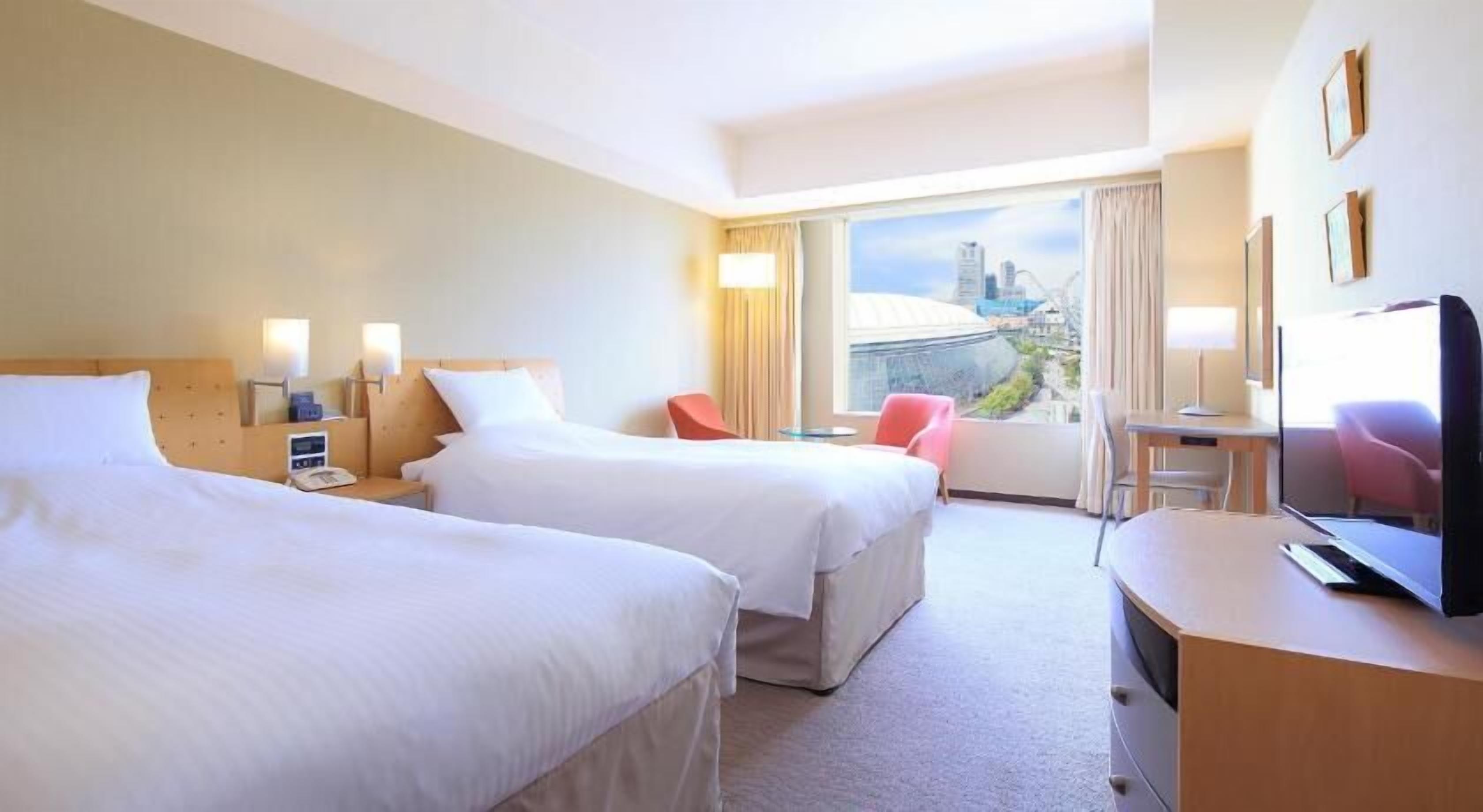 In-room safe, desk, bed sheets