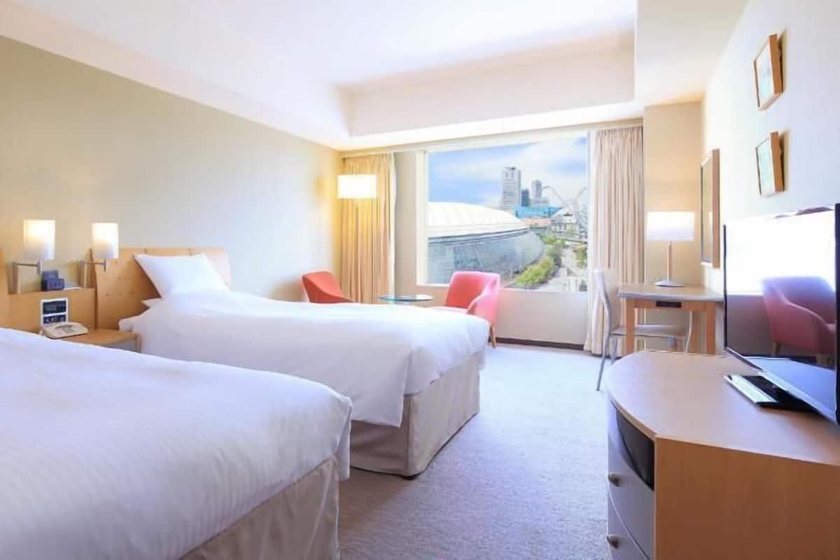 Caja de seguridad en la habitación, escritorio y ropa de cama