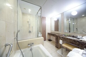Combined shower/bathtub, free toiletries, hair dryer, slippers - Tokyo Dome Hotel (Tokyo)
