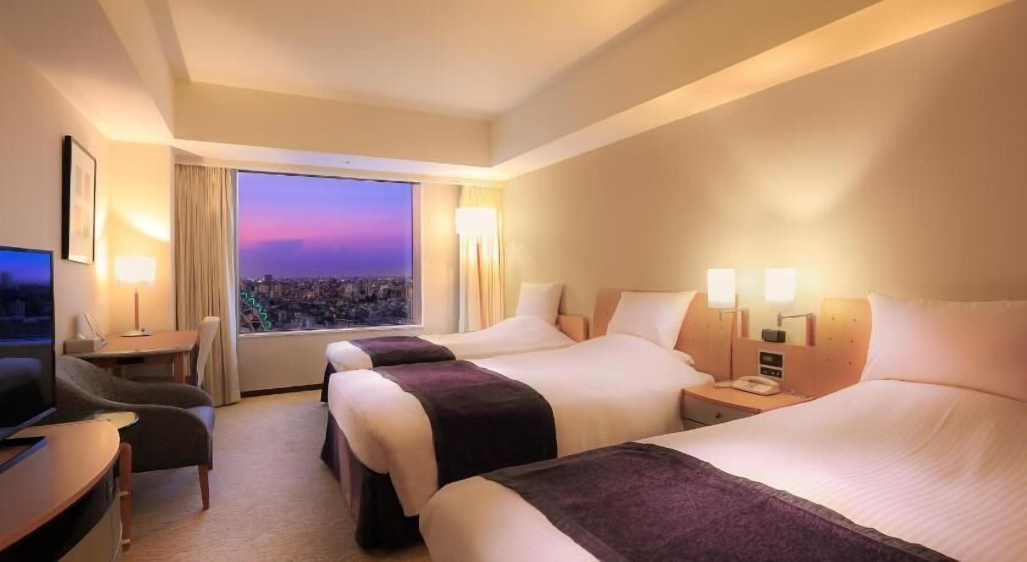 In-room safe, desk, bed sheets