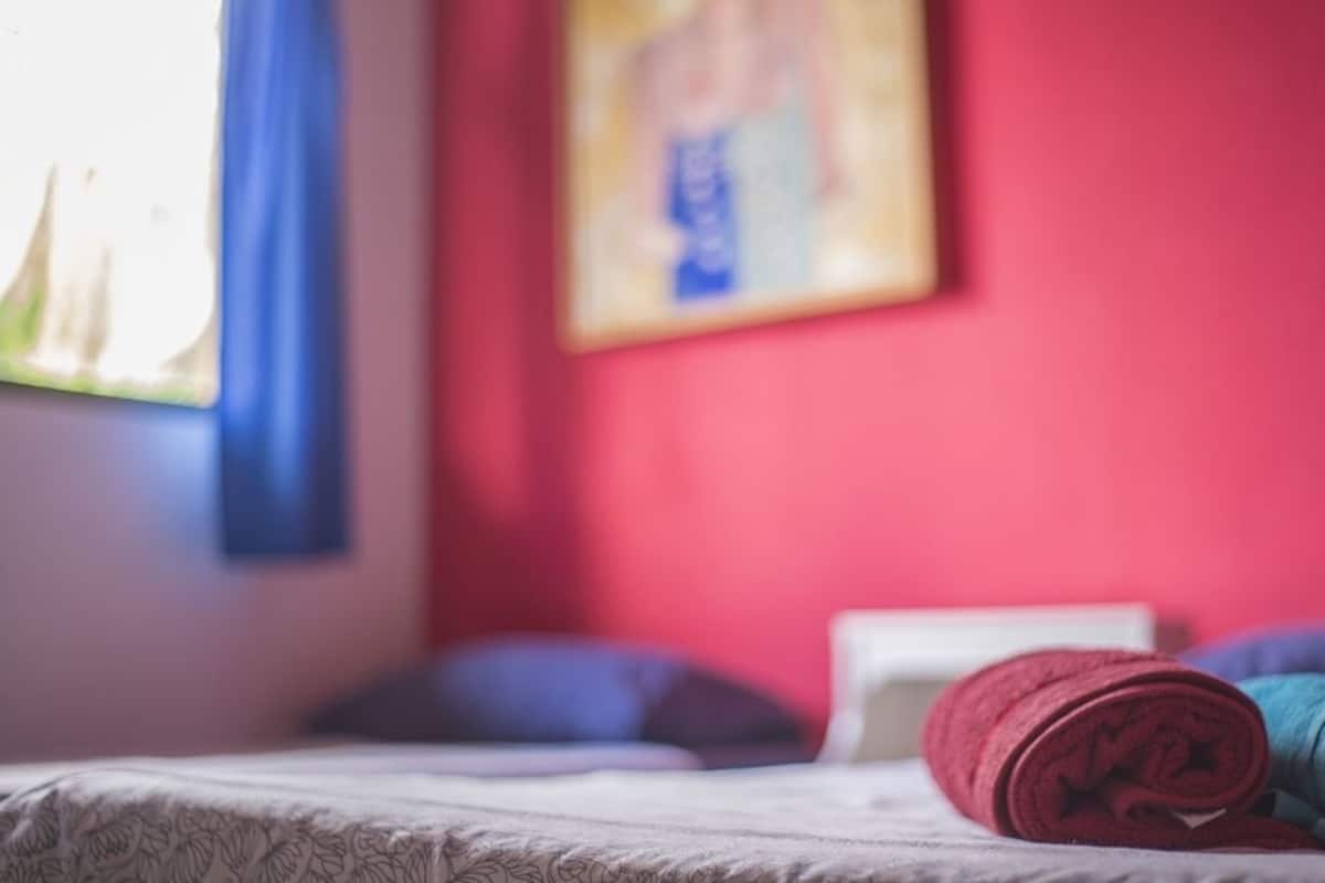 Camas supletorias, wifi gratis, ropa de cama