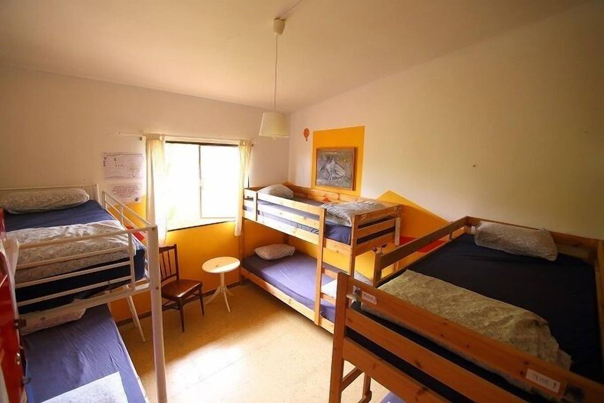 1 cama en habitación compartida mixta de 6 camas, baño compartido | Camas supletorias, wifi gratis, ropa de cama