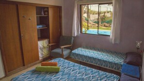 Quarto casal, banheiro compartilhado | Camas extras/dobráveis (sobretaxa), Wi-Fi de cortesia, roupa de cama