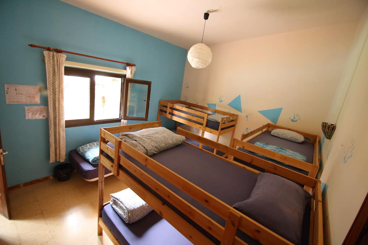 Camas supletorias, wifi gratis, ropa de cama