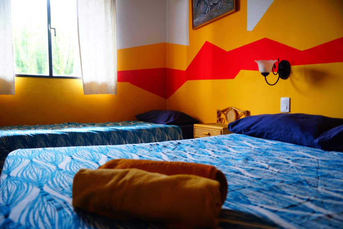 Habitación doble, baño compartido | Camas supletorias, wifi gratis, ropa de cama