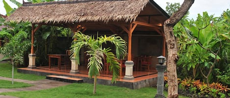 Se sirven desayunos, comidas, cenas y cocina indonesia