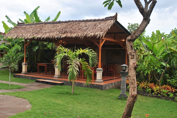 Se sirven desayunos, comidas, cenas y cocina indonesia