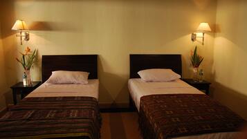 Quarto casal ou duplo standard | 1 quarto, cofres nos quartos, escrivaninha, cortinas blackout