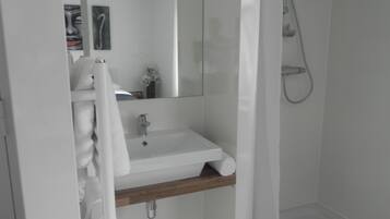 Comfort-Doppelzimmer | Badezimmer | Dusche, kostenlose Toilettenartikel, HandtĂŒcher