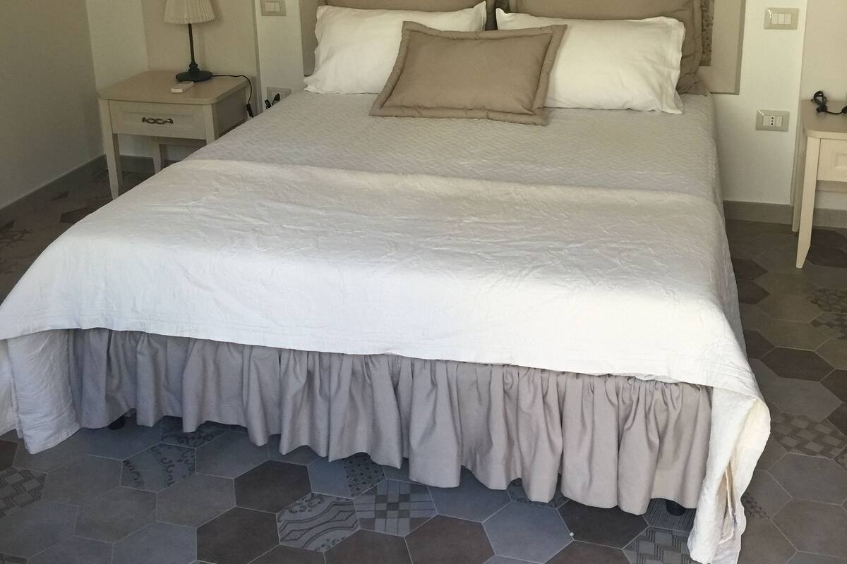 Luxury Suite, 1 Queen Bed, Garden View, Garden Area | Frette Italian sheets, down comforters, pillowtop beds, blackout drapes