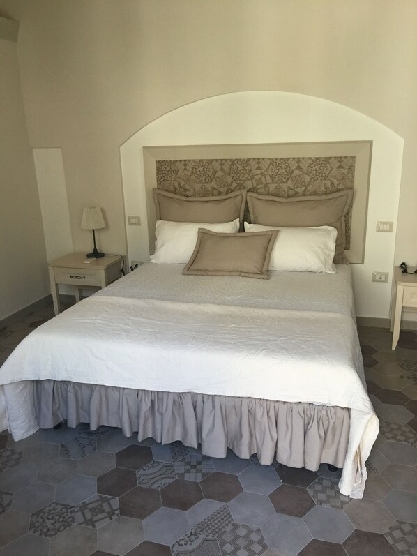 Luxury Suite, 1 Queen Bed, Garden View, Garden Area