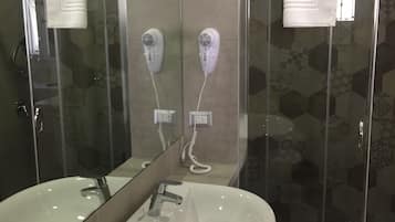 Suite Luxury, 1 letto queen, vista giardino, lato giardino | Bagno | Doccia, set di cortesia gratuito, asciugacapelli, bidet