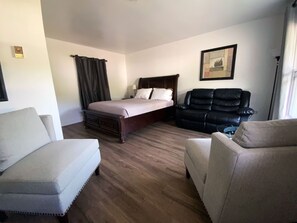 Standard Room, 1 Queen Bed - The Mountain View Motel & Cottages (Pleasant Bay)