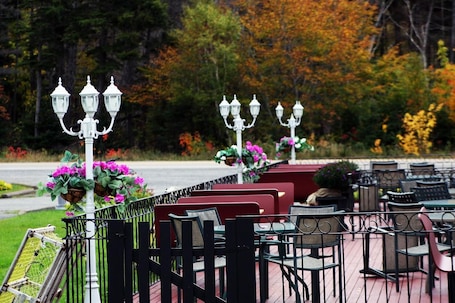 Breakfast, lunch and dinner served . The Mountain View Motel & Cottages