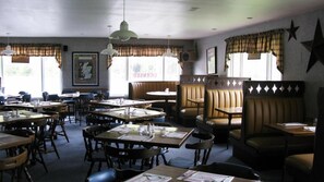 Breakfast, lunch and dinner served - The Mountain View Motel & Cottages (Pleasant Bay)