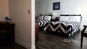 Habitación estándar, 2 camas matrimoniales | Área de sala de estar | Televisión de pantalla plana