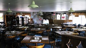 Déjeuner, dßner et souper servis sur place