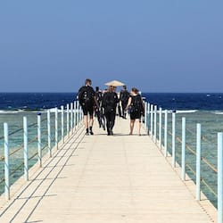 Aan een privéstrand, ligstoelen, parasols, duiken