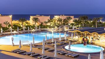 3 buitenzwembaden, parasols voor strand/zwembad