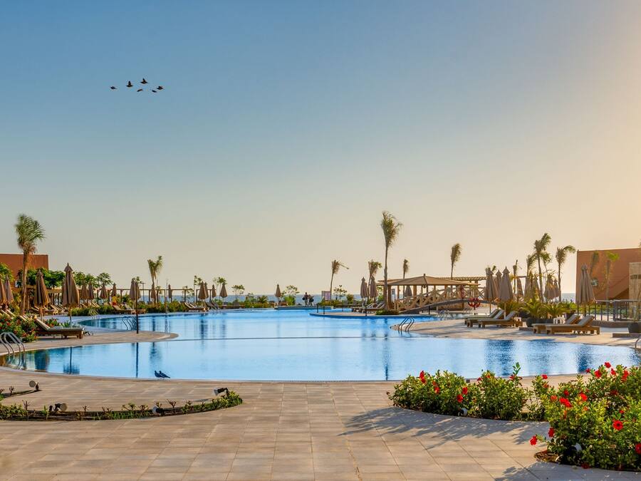 3 Außenpools, Sonnenschirme, Liegestühle