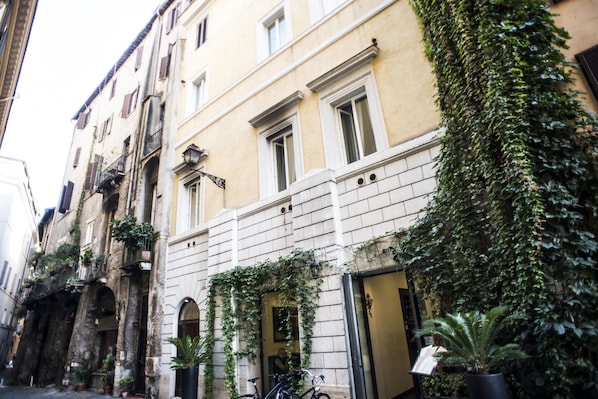 Vista frontal de la propiedad