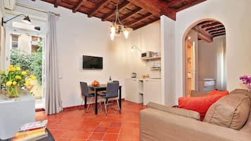 Appartamento Superior, 1 camera da letto, terrazzo | Soggiorno | TV a schermo piatto 32 pollici con canali satellitari, TV