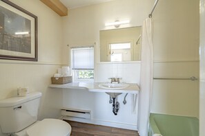 Room, 1 Katil Ratu (Queen), Non Smoking, Lake View | Bilik Mandi | Kelengkapan dandanan diri percuma, tuala disediakan 