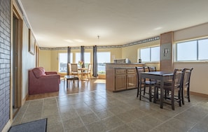 Economy Apartment, Lake View | Ruang tamu | TV skrin rata 