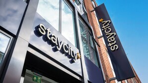 Un edifici amb un cartell de 'Staycity' i un cartell de 'Staysmart'.