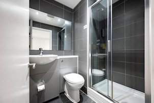 Douche, articles de toilette gratuits, sèche-cheveux