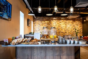 Café da manhã continental todos os dias mediante uma taxa