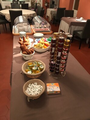 Daily continental breakfast (EUR 8 per person)