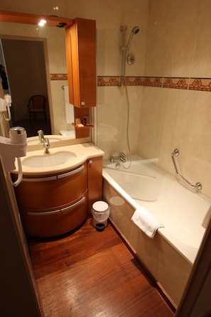 Standard Double Room | Bathroom | Free toiletries, hair dryer, towels