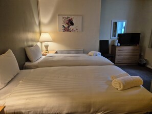 Habitación familiar | Escritorio, wifi gratis y ropa de cama 